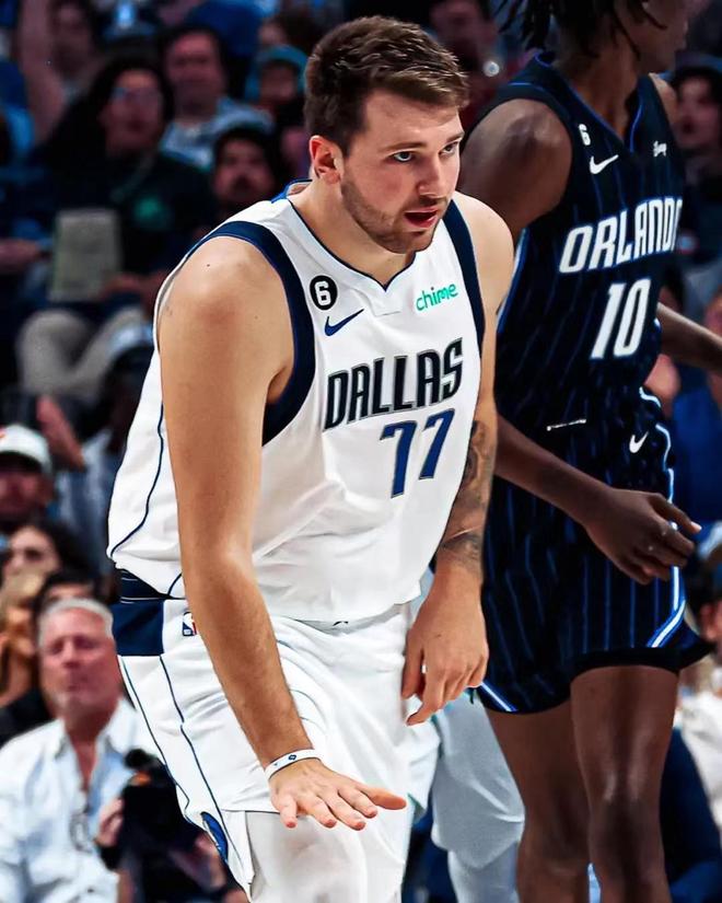 她通过定期 她通过定期